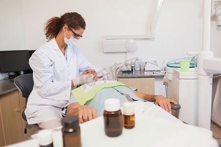 牙医在牙医椅上检查病人的牙齿
