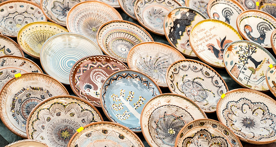 汤圆月圆人团圆摄影照片_罗马尼亚锡比乌市 — 2020年9月6日。罗马尼亚锡比乌陶艺展上的传统罗马尼亚手工陶瓷市场
