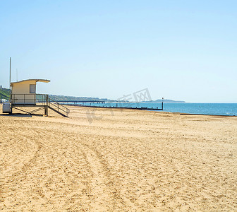 沙滩上的白色救援小屋，在海边安全放松，阳光明媚的一天