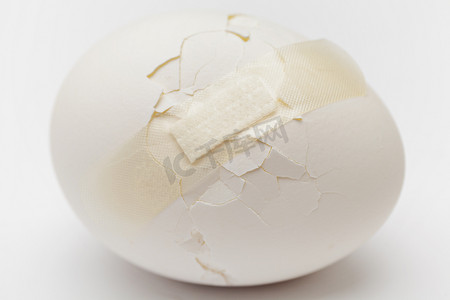 用塑料膏药打碎的白蛋