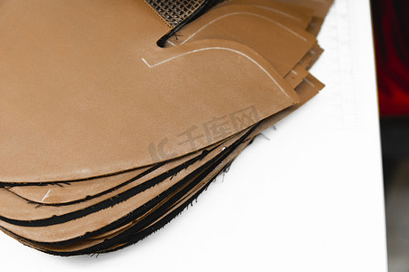 不同形式的皮革件将用于在鞋厂制作鞋子。