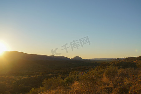 死神少爷与爱丽丝摄影照片_从澳大利亚西麦克唐纳国家公园爱丽丝泉外的桑德山山顶欣赏日落美景