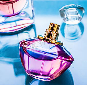 国色天香logo摄影照片_有光泽背景的香水瓶、甜美的花香、迷人的香味和香水作为节日礼物和豪华美容化妆品品牌设计