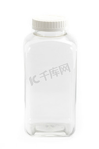 方形透明塑料瓶，顶部有白色盖子