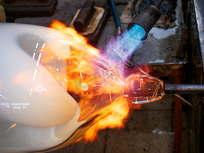 玻璃大师在玻璃管上加热火炬玻璃球。