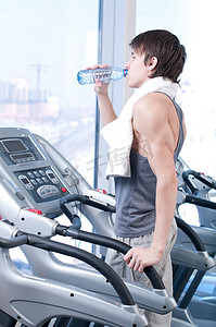 健身房喝水的男人