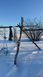 结冰的湖岸上萨米人营地的遗迹