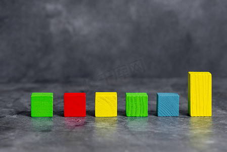 用多色抛光的样品立方体矩形盒，象征着稳定的增长发展，在表面上以不同的视角对齐，受电子用品配件的限制