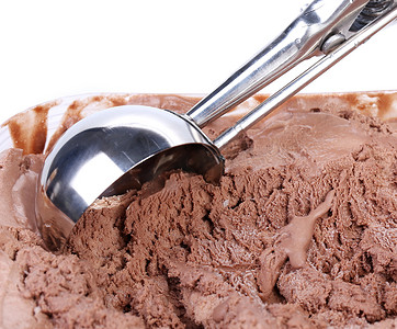 巧克力冰激凌摄影照片_巧克力冰淇淋勺。