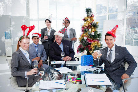 戴着新奇圣诞帽的微笑商业团队的肖像