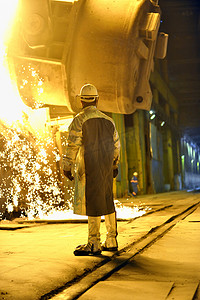 工厂的钢铁工人