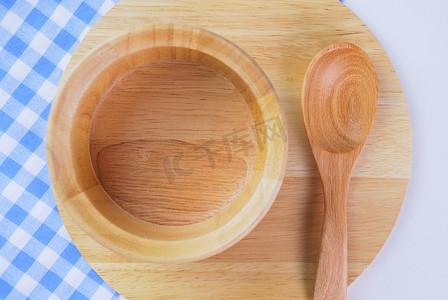 空木盘摄影照片_“桌子背景上的木盘、桌布、勺子、叉子”