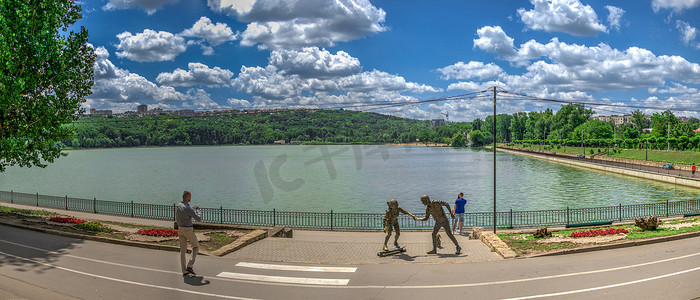 摩尔多瓦摄影照片_摩尔多瓦 Valea Morilor 湖边的雕塑