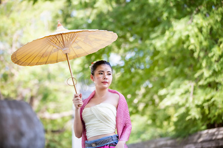 泰国北部兰纳妇女、泰国或泰国服装亚洲服饰概念。