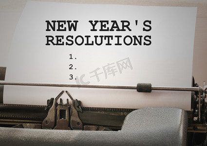 在打字机上键入的新年决议目标