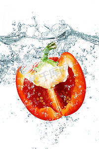 新鲜辣椒摄影照片_落在水中的新鲜辣椒