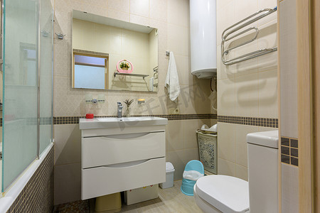 现代浴室的内部与厕所相结合