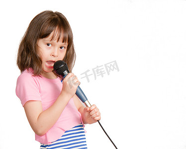 唱歌比赛素材摄影照片_亚洲儿童对着麦克风唱歌