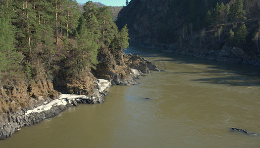 春天的卡吞山河，流经阿尔泰山脚下，沿岸积雪。