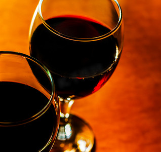红酒杯免抠素材摄影照片_一杯红酒，用一杯酒庆祝一个时刻，为美食家提供精美的酒