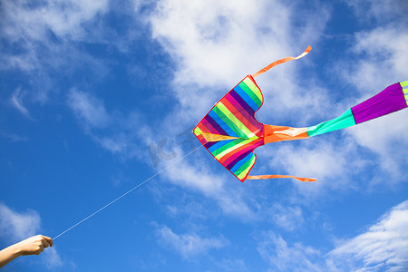 五颜六色的风筝摄影照片_五颜六色的风筝在天空中飞翔