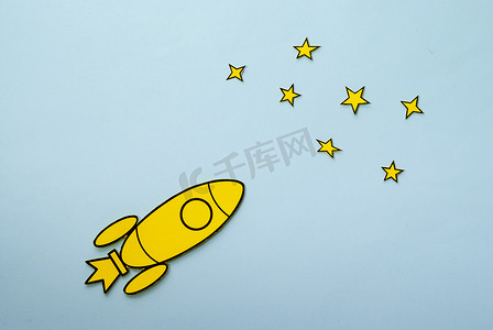 带复制空间的黄色卡通火箭飞过太空