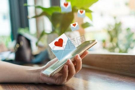 在智能手机社交网络在线社区中手写情书电子邮件与社交媒体情书邮件发送图标情人节。