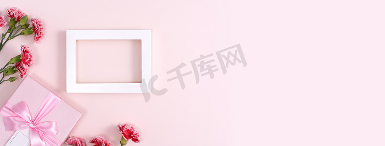 粉红色背景康乃馨花束母亲节假期问候的概念