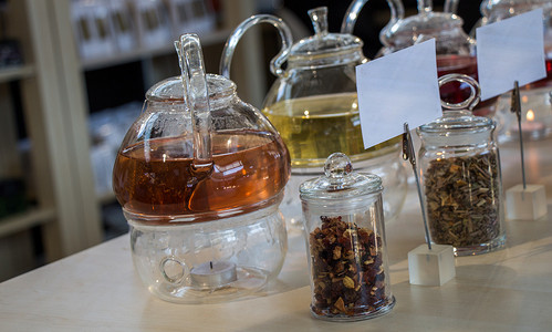 茶树背景摄影照片_茶壶中的凉茶和瓶中的茶树