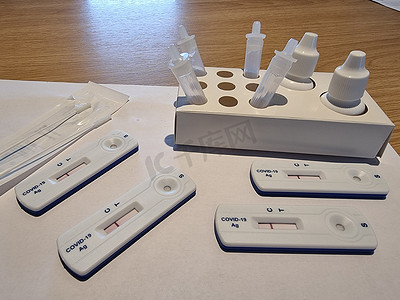 鼻拭子摄影照片_在医院实验室使用快速检测装置对 COVID-19、新型冠状病毒、COVID-19 鼻拭子实验室检测得出阴性结果