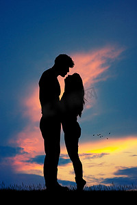 情侣亲吻剪影摄影照片_情侣在日落时接吻的剪影