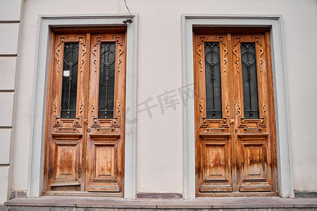 复古大门摄影照片_大气复古木制大门。