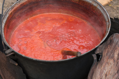 在户外煮沸番茄酱的特写镜头