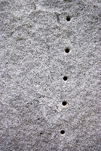 透气圆孔摄影照片_花岗岩上的圆孔。