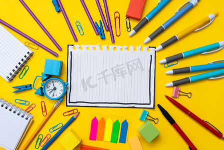 华丽的学校办公用品，明亮的教学学习收藏，创意写作工具，教育用品，混合学生用品笔纸笔记本便利贴铅笔