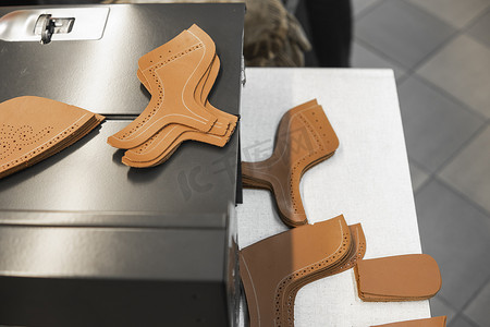 不同形式的皮革件将用于在鞋厂制作鞋子。