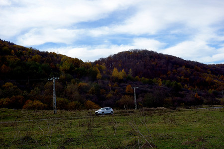 道路蜿蜒穿过秋天的森林 1