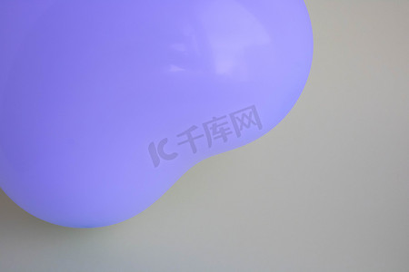 灰色背景上心形的紫色气球。