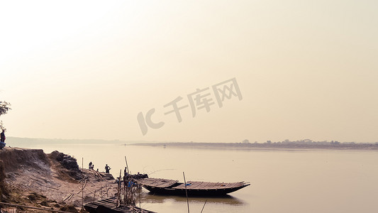 油田风光摄影照片_贾兰吉河侧视图。