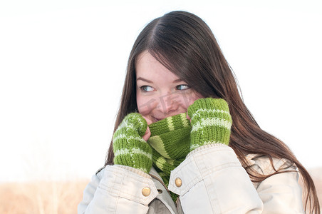 可爱风景摄影照片_绿色的美丽的女孩在冬天风景
