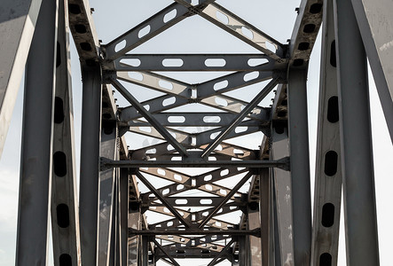 片段灰色金属桥梁建筑