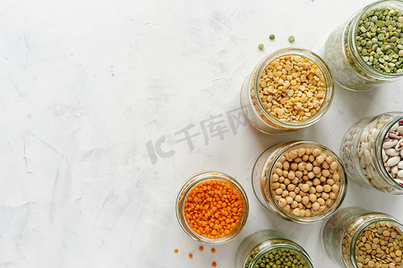 干豆类摄影照片_玻璃罐中五颜六色的健康干豆类