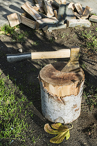 斧头在砧板上砍柴