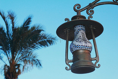 灯笼欧美风摄影照片_街上的灯笼原形如一盏古董灯。