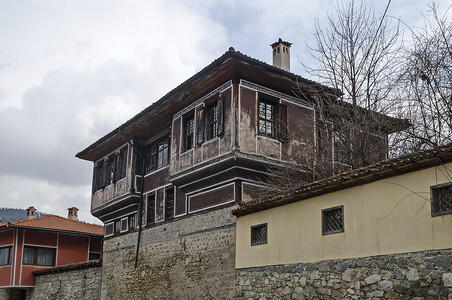 Koprivshtitsa 镇真正独特的住宅区，拥有色彩鲜艳的房屋、石墙、木窗、阳台和风景如画的屋檐