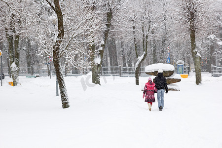 冷行人摄影照片_降雪在城市