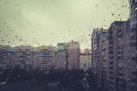 背景忧伤摄影照片_一滴雨落在思念的忧伤窗上，背景模糊