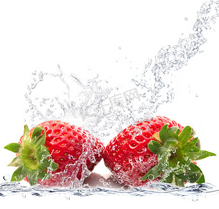 新草莓摄影照片_落在水中的新鲜草莓