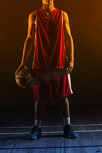 拿着球的篮球运动员的画像
