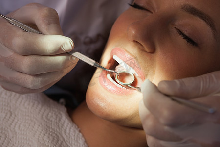 牙医在牙医椅上检查病人的牙齿